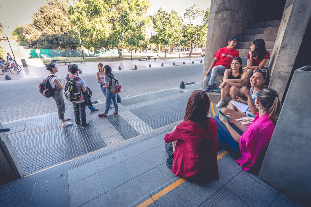 Curso de Ambientación a la Vida Universitaria y preguntas frecuentes sobre el ingreso