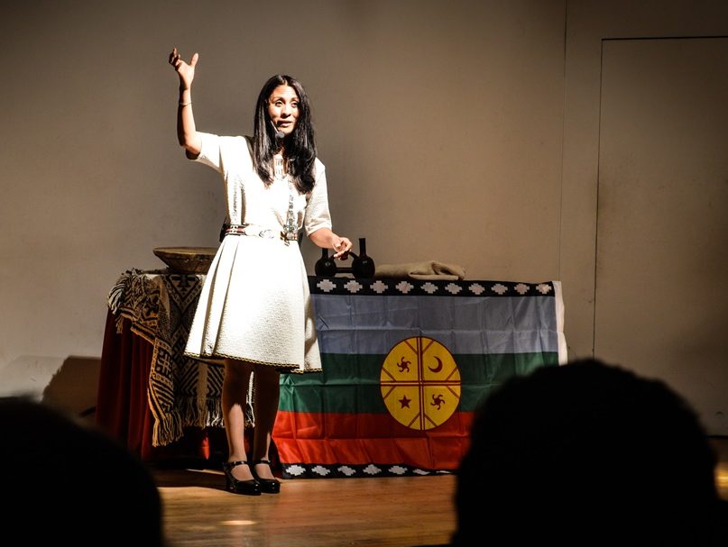 La canción originaria: la artista mapuche Carina Carriqueo se presentó en la FCEDU