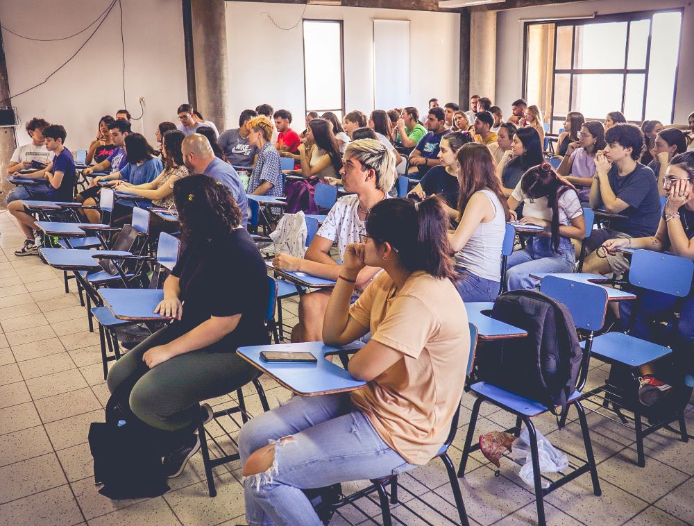 Convocan a estudiantes de la FCEDU a participar de un focus group para evaluar la Universidad