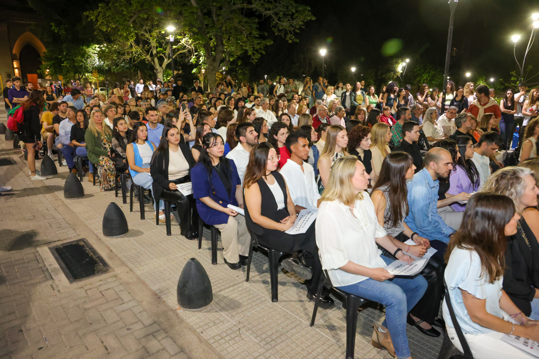 La FCEDU celebró la colación de tecnicaturas 2024 en la Plaza Alvear