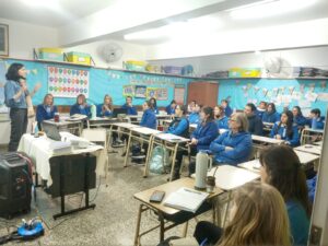 Docentes de la FCEDU dictaron una charla-taller sobre IAG en una escuela de Crespo